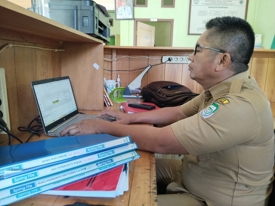 OPERATOR SISKEUDES DESA AIR KEMUNING LAKUKAN PERSIAPAN TUTUP BUKU TAHUN ANGGARAN 2025
